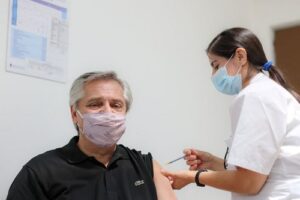 Fernandez vacunandose