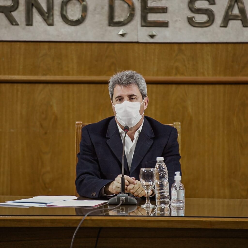 Uñac solo barbijo microfono