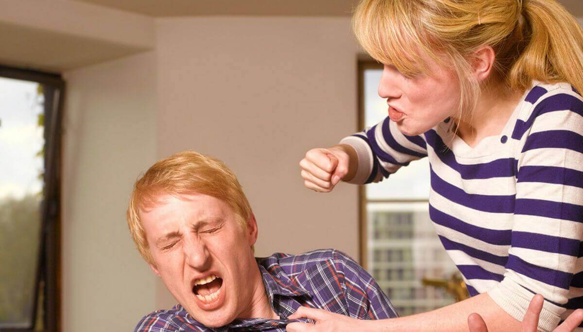 mujer golpeando hombre