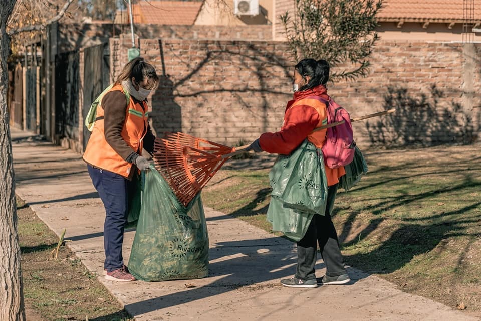 mujeres limpiando rivadavia