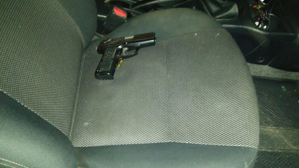 ARMA EN UN AUTO
