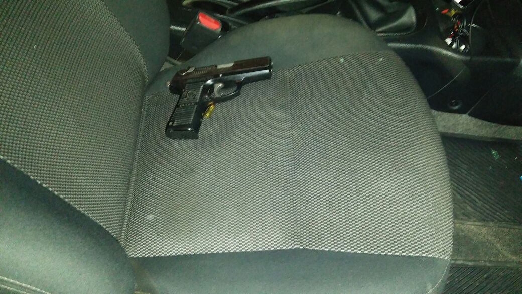 ARMA EN UN AUTO