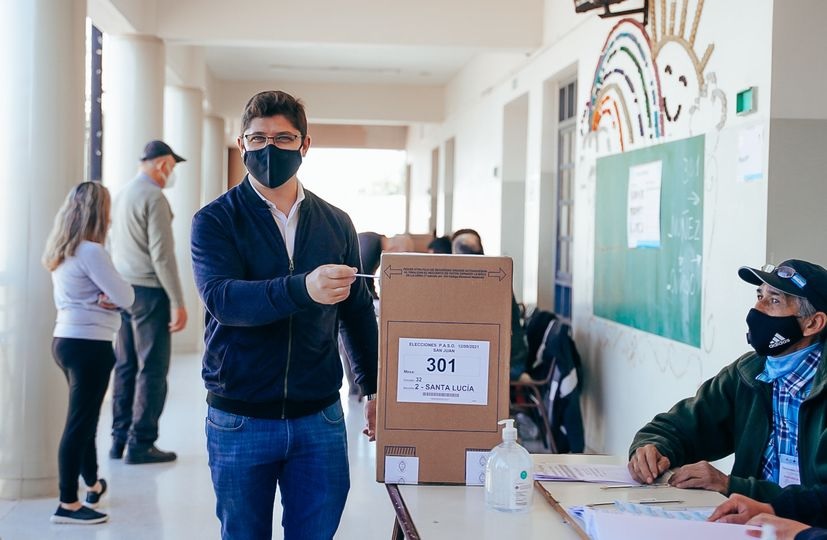 Juan Jose Orrego votando