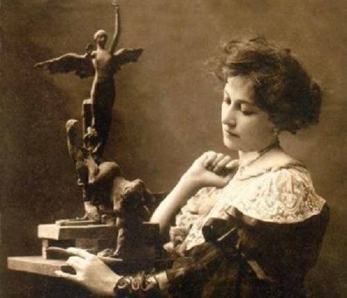 Lola Mora