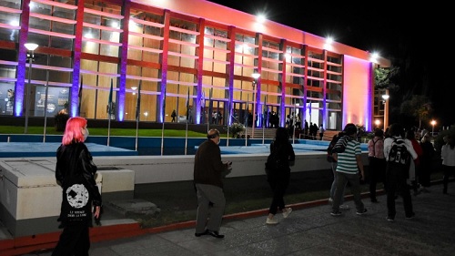 gente fila audiorio noche
