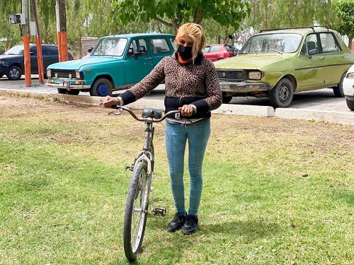 mujer bicicleta 2