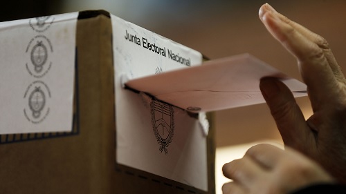 urna mano votando