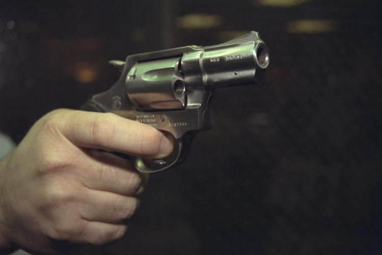 revolver mano