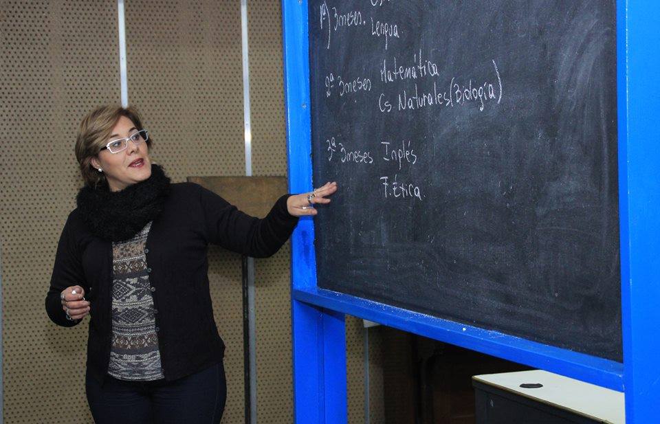 directora Fines pizarron