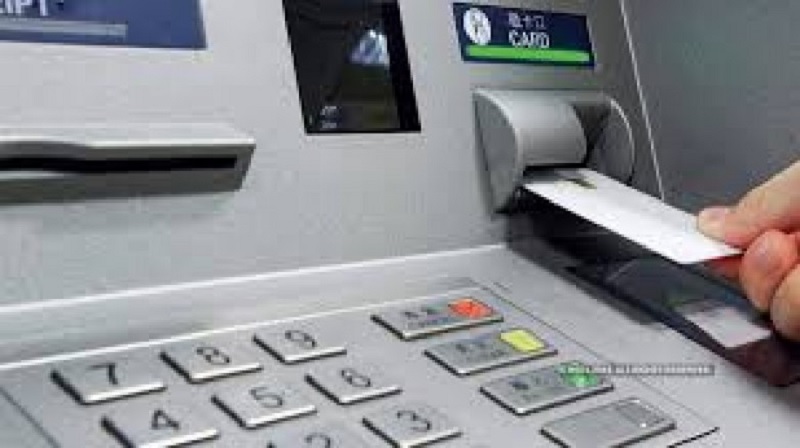 cajero colocando tarjeta