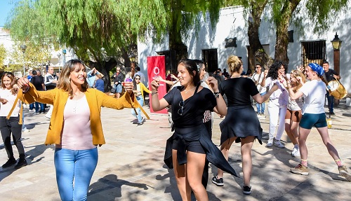 turistas bailando en casa de Sarmiento