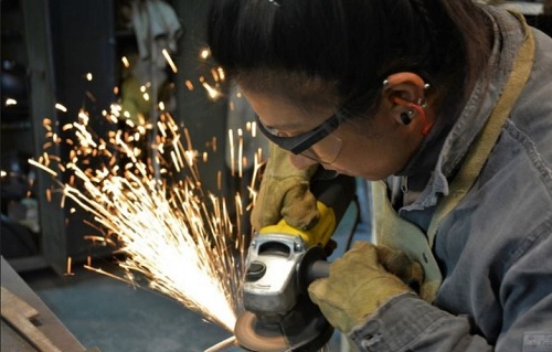 mujer soldando