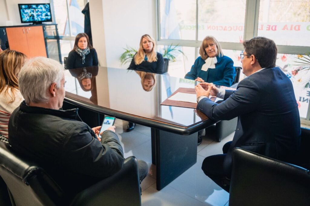 INTENDENTE CON AUTORIDADES DE LA UNIVERSIDAD