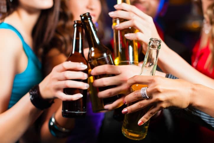 manos cerveza