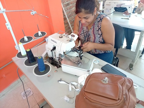 mujer tejiendo