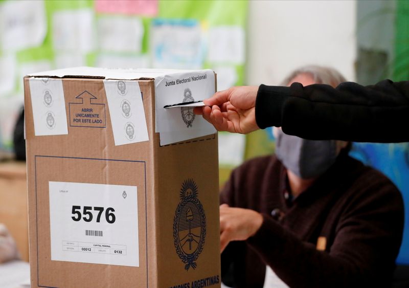 Un hombre vota en Buenos Aires en las elecciones primarias para elegir a los candidatos que competirán en los comicios de noviembre para la Cámara de Diputados y el Senado de la Nación.