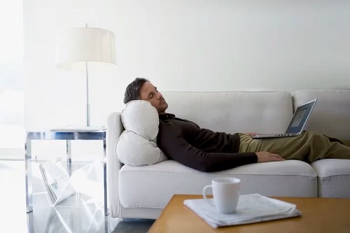 hombre durmiendo sillon