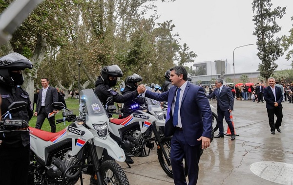 Orrego saludo policias