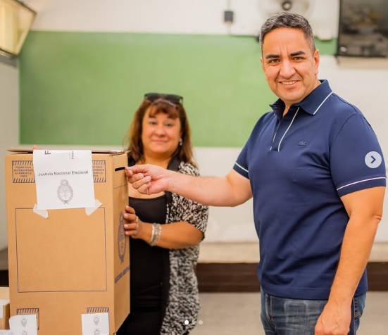 Enzo Cornejo votando