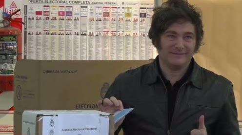 Milei votando