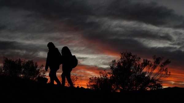 pareja caminando