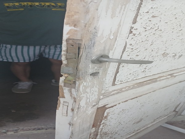puerta dañada