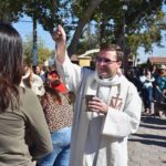 El padre Jonatan Félix Vidable bendice a los animales