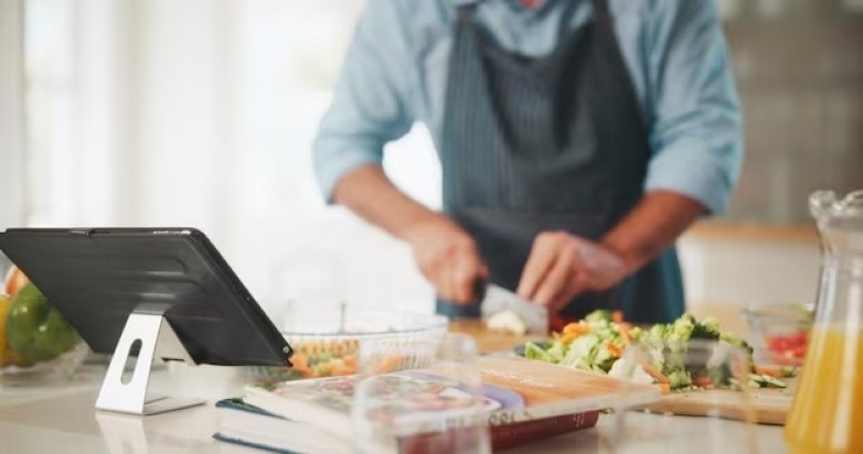 hombre picando verduras