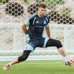 El “Dibu” Martínez sigue evolucionando y pudo entrenar con el guante derecho por primera vez