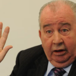Grondona vuelve al centro de la escena en un libro que explora los secretos del poder en el fútbol