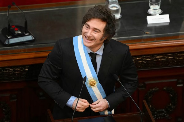 Milei sonriendo