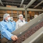 Orrego visitó Frutandina, una de las principales exportadoras de pasas de San Juan