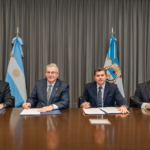 El gobernador Marcelo Orrego encabezó la firma de un acuerdo histórico