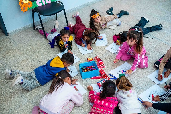 niños dibujando
